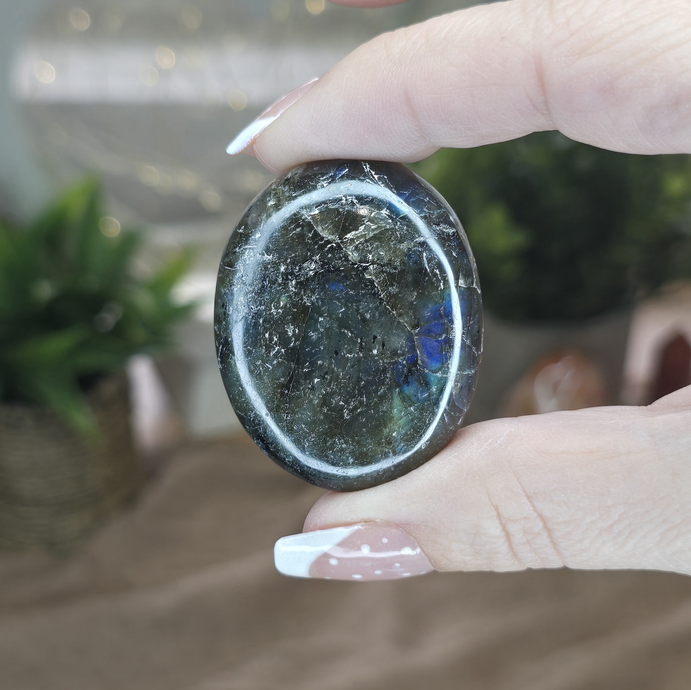 Labradorite Palm Stone – Blue Flash Crystal